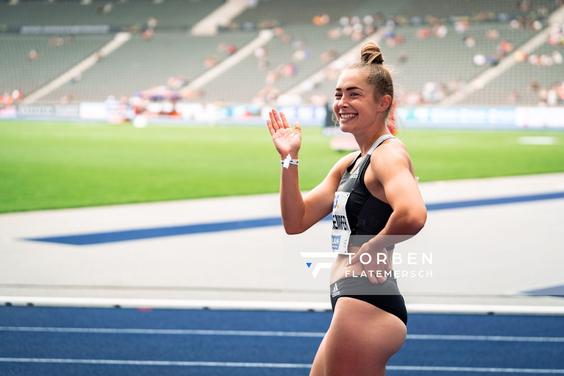 Gina Lueckenkemper (SCC Berlin) nach dem 100m Vorlauf waehrend der deutschen Leichtathletik-Meisterschaften im Olympiastadion am 25.06.2022 in Berlin